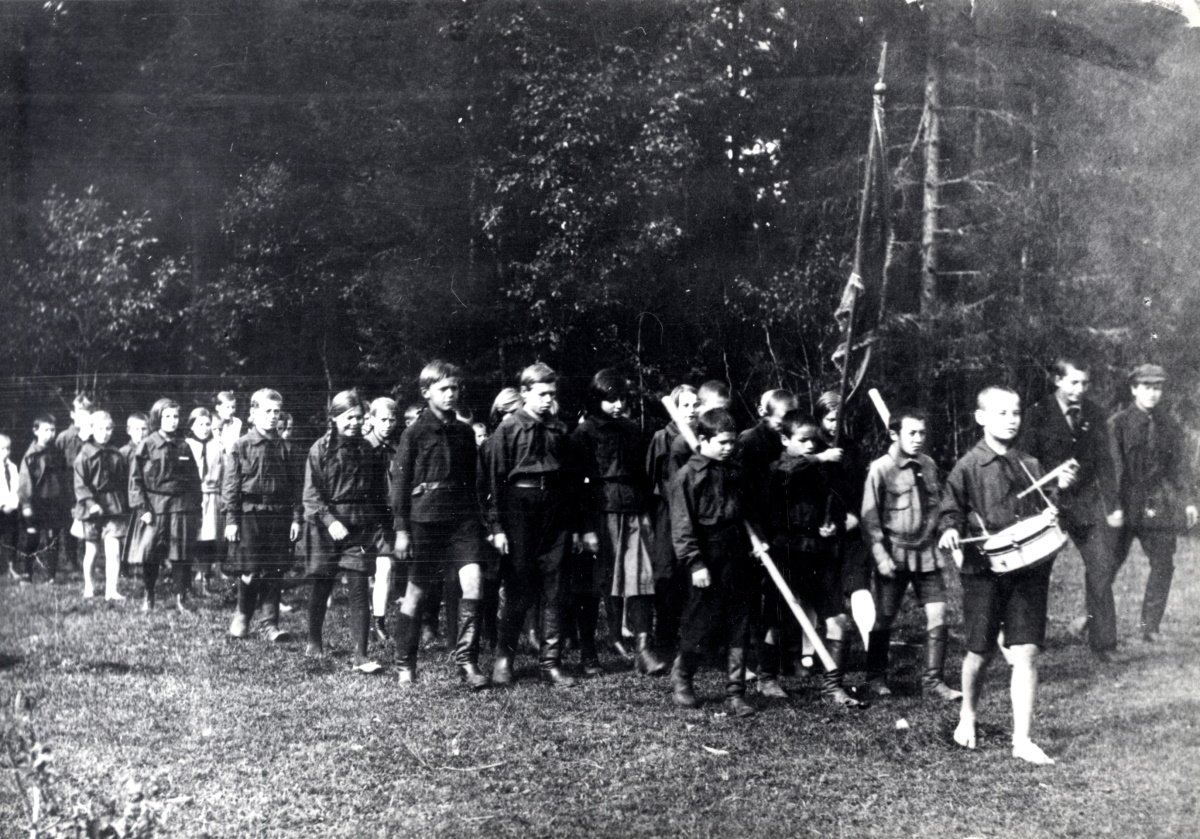 16. Первый пионерский отряд фабрично-заводского поселка Сокол. 1925 г. ВОАНПИ. Ф. П-9332. Оп. 1. Д. 1311.