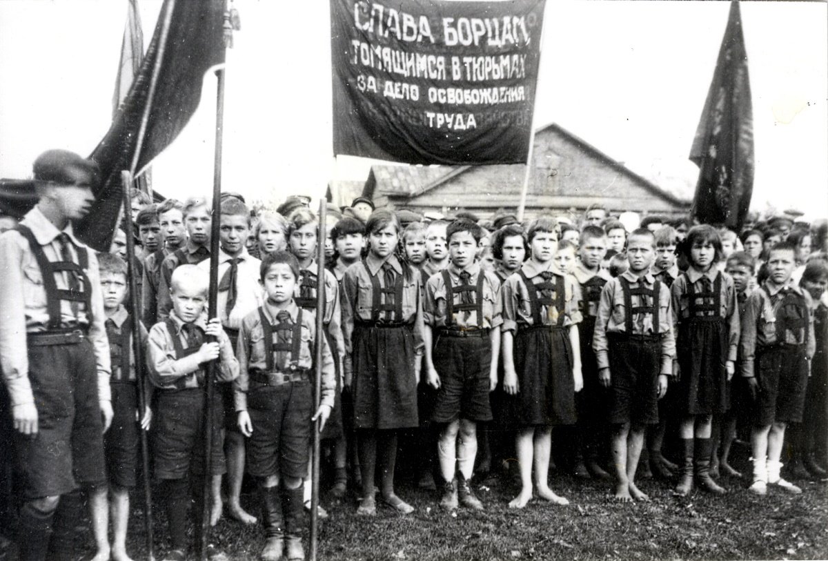 21. Пионеры г. Вологды – участники мероприятий недели МОПР (Международной организации помощи борцам революции). Август 1924 г. Из коллекции документов Музея истории молодежного движения