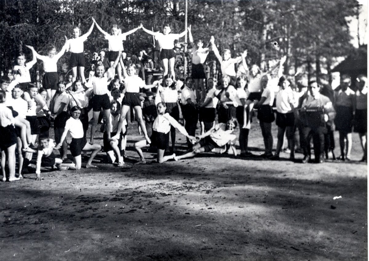 22. Выполнение гимнастической «пирамиды» пионерами. [1937 г.] Из коллекции документов Музея истории молодежного движения