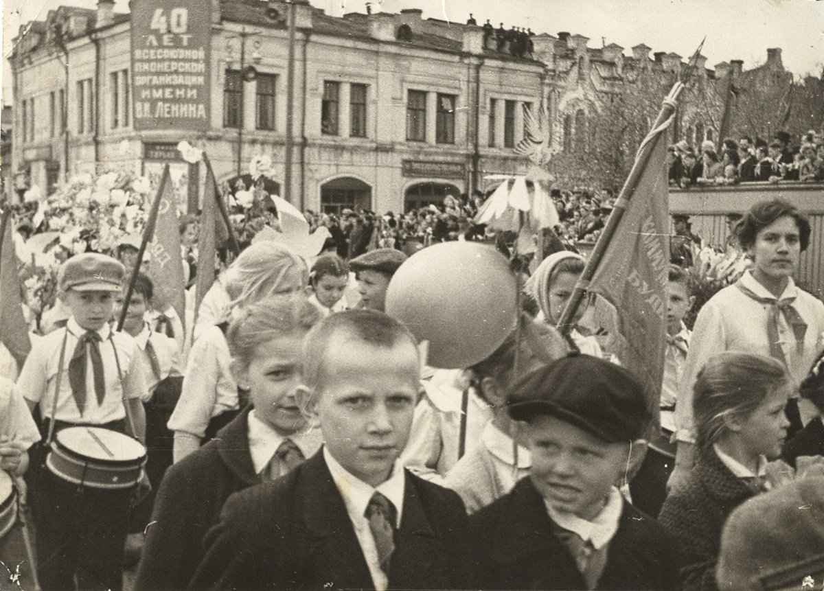 26. Пионеры г. Вологды на параде в честь 40-летия Всесоюзной пионерской организации им. В.И. Ленина. 1962 г. Из коллекции документов Музея истории молодежного движения