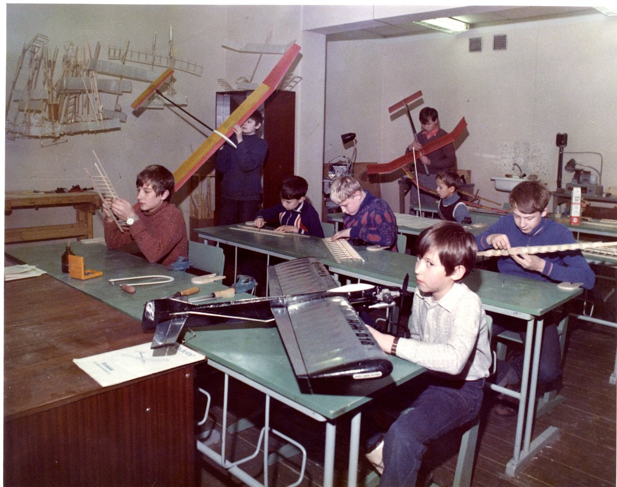 5. Школьники на занятии авиамодельного кружка Дома юного техника. 1980-е гг. ВОАНПИ. Ф. П-9332. Оп.8. Д.148